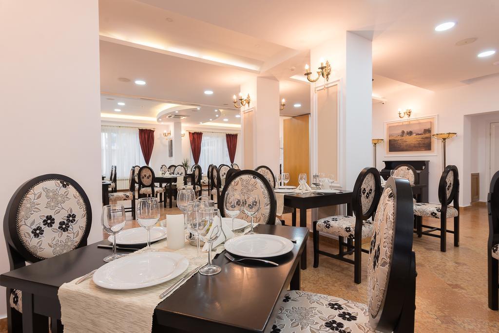 Hotel Athos R.M.T. Cluj-Napoca Ngoại thất bức ảnh