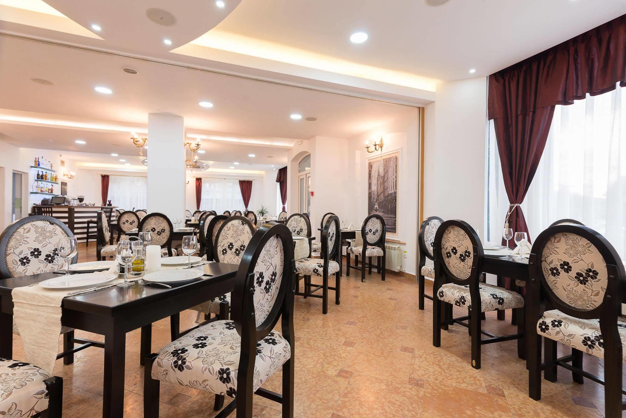 Hotel Athos R.M.T. Cluj-Napoca Ngoại thất bức ảnh