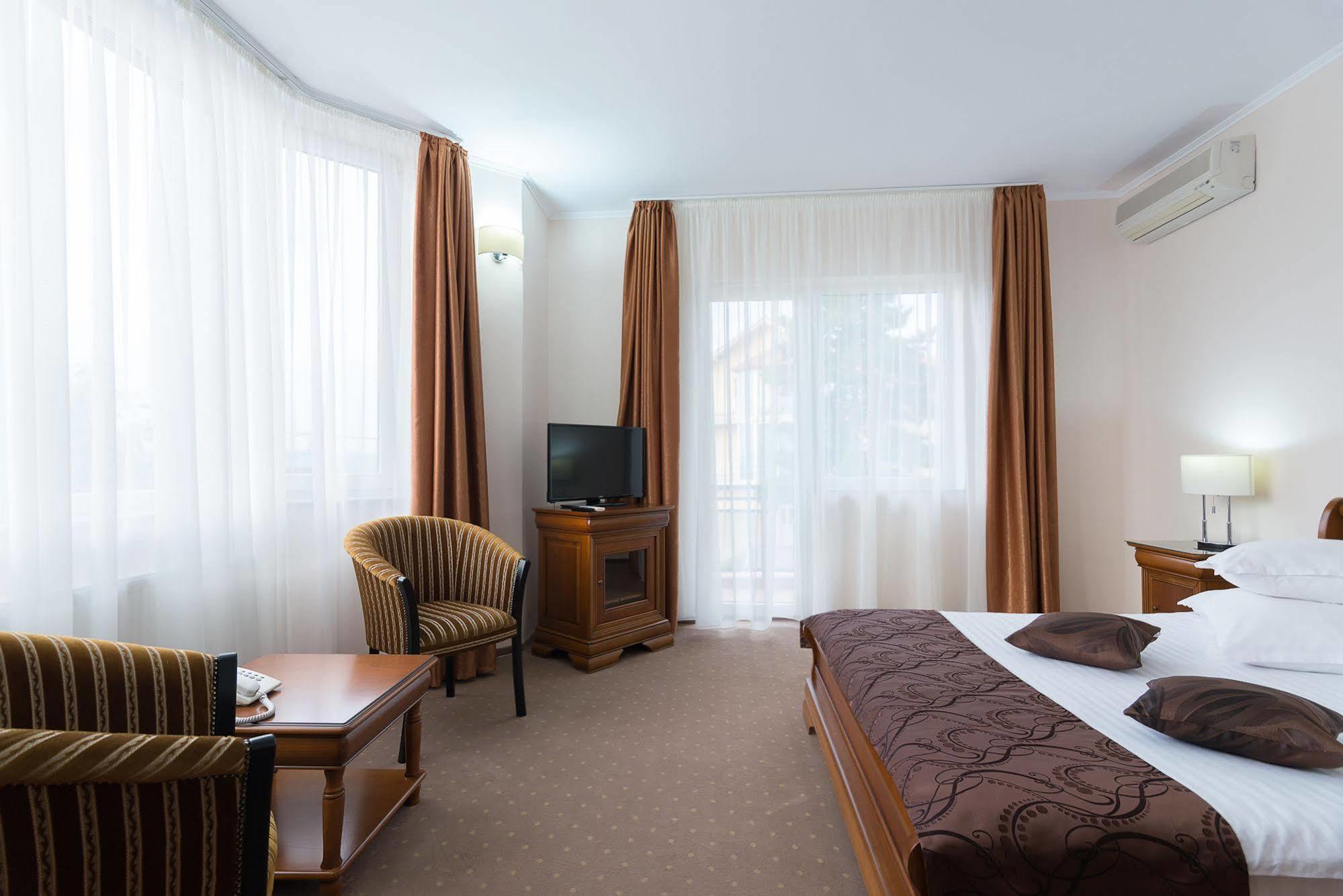 Hotel Athos R.M.T. Cluj-Napoca Ngoại thất bức ảnh